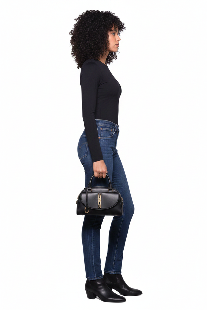 Borsa nera con modella