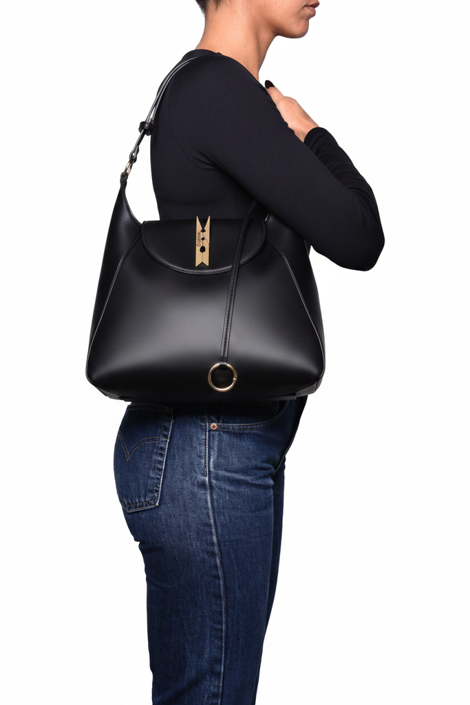 Hobo bag nera con modella