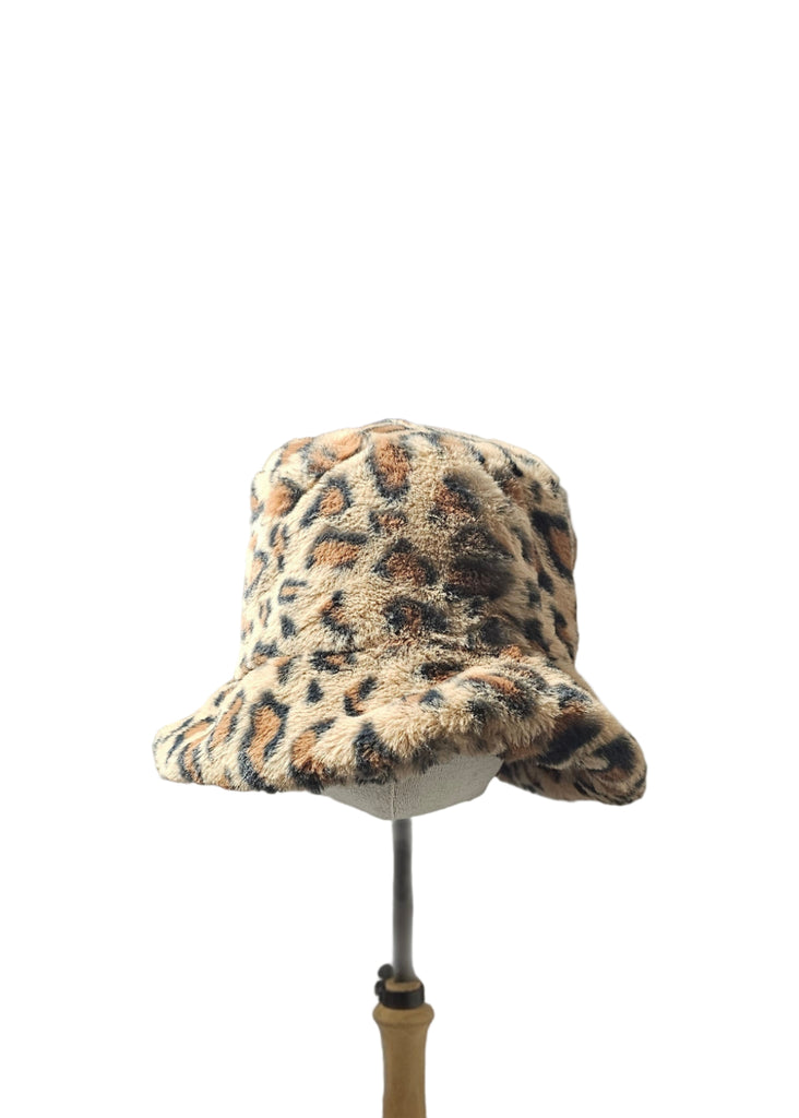 CAPPELLO IN ECOPELLICCIA STAMPA MACULATA     NOSECRETS