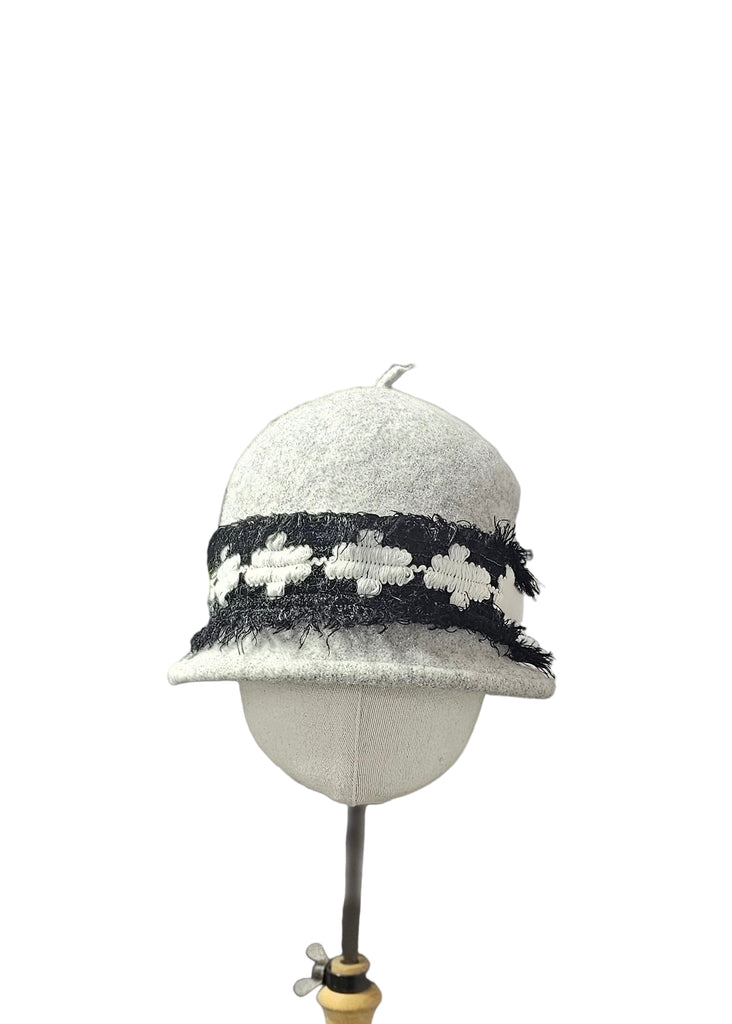 CAPPELLO CON FERRETTO E GUARNIZIONE     LE CHAPEAU