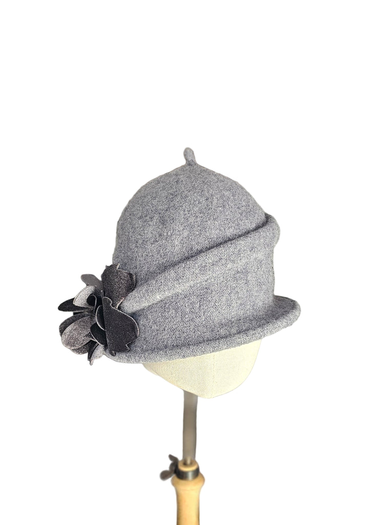 CAPPELLO CON CERCHIO E GUARNIZIONE FIORE     LE CHAPEAU